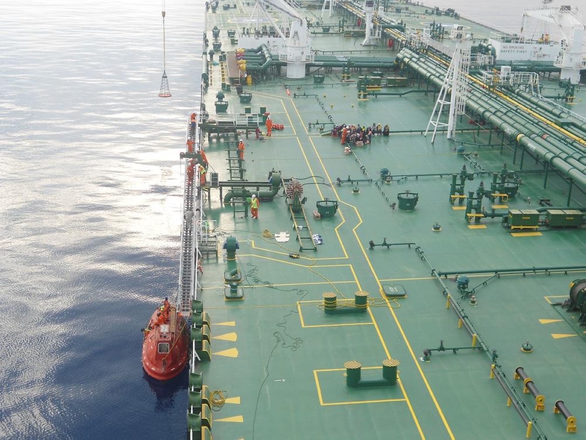 صورة لناقلة النفط (السالمي) تعود إلى منتصف يونيو 2014 لدى مشاركتها في إنقاذ العشرات قبالة السواحل الإيطالية