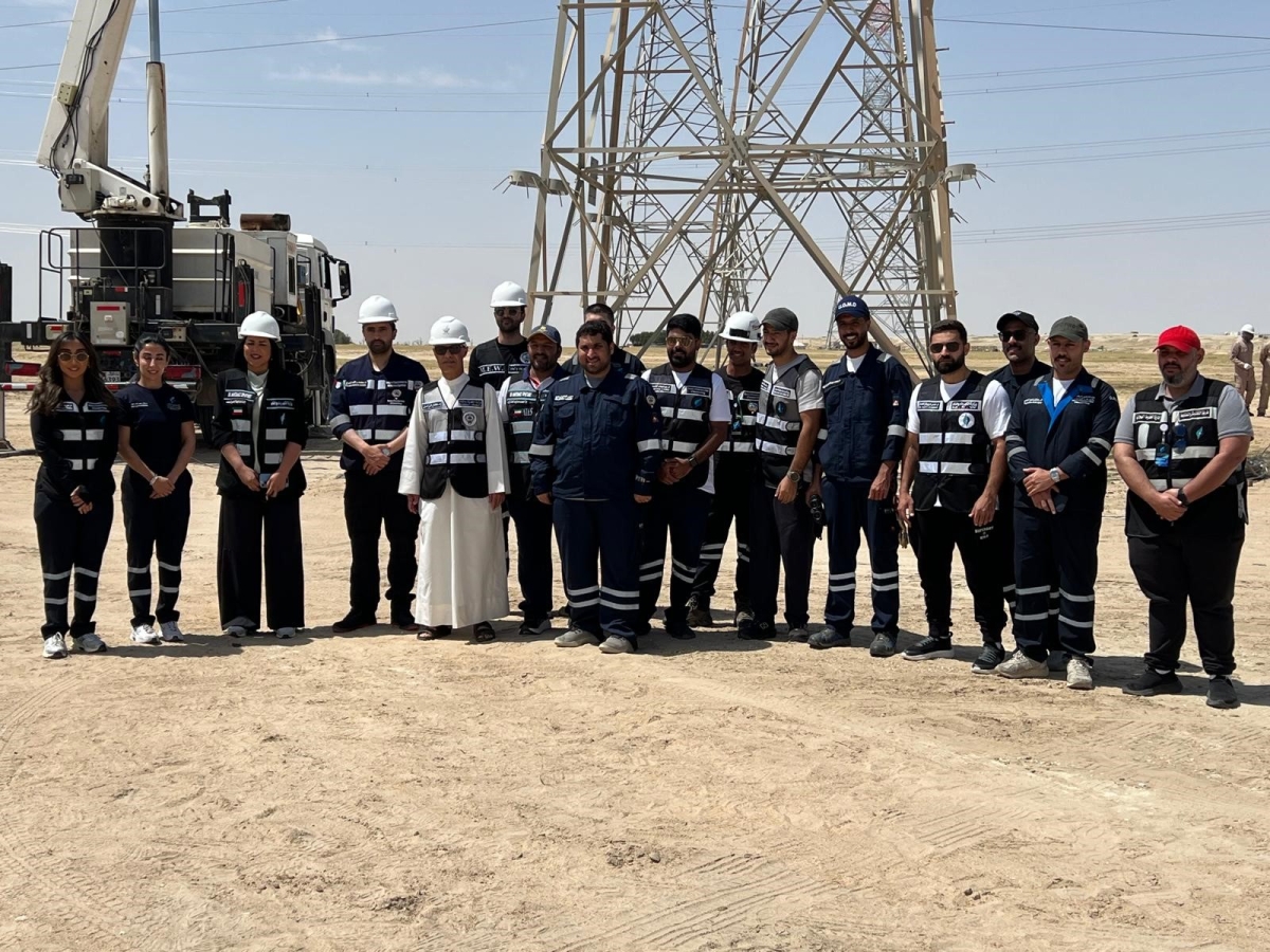 الزامل يتوسط فريق الطوارئ لدى إصلاح آخر الخطوط