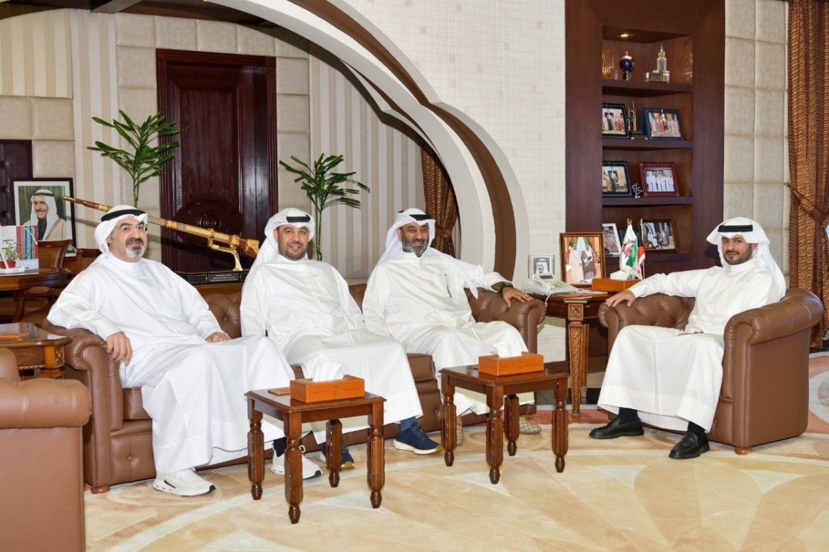 المحافظ خلال استقباله وفد «الهلال الأحمر»