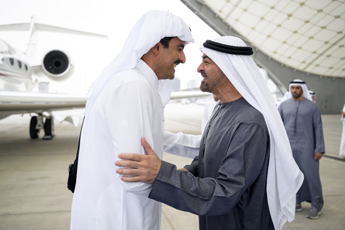 محمد بن زايد مستقبلاً تميم بن حمد في أبوظبي