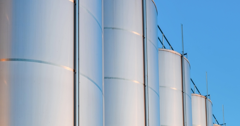 لهذه الأسباب يتريّث مُنتجو النفط في تضخيم مخزونهم ... بالخارج