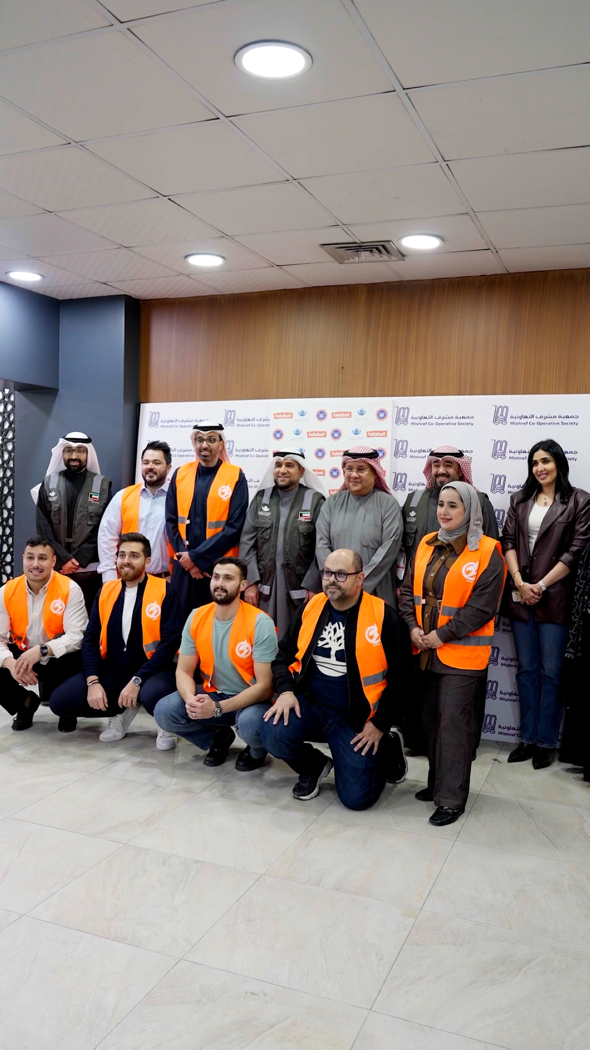  صورة جماعية مع الغانم خلال مبادرة توزيع السلال الغذائية