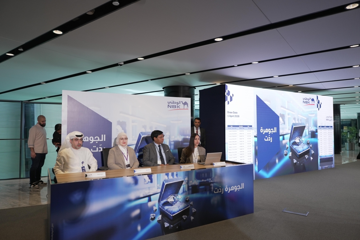 ممثلو شركتي «جرانت ثورنتون» و«ديلويت» يشرفون على عملية السحوبات