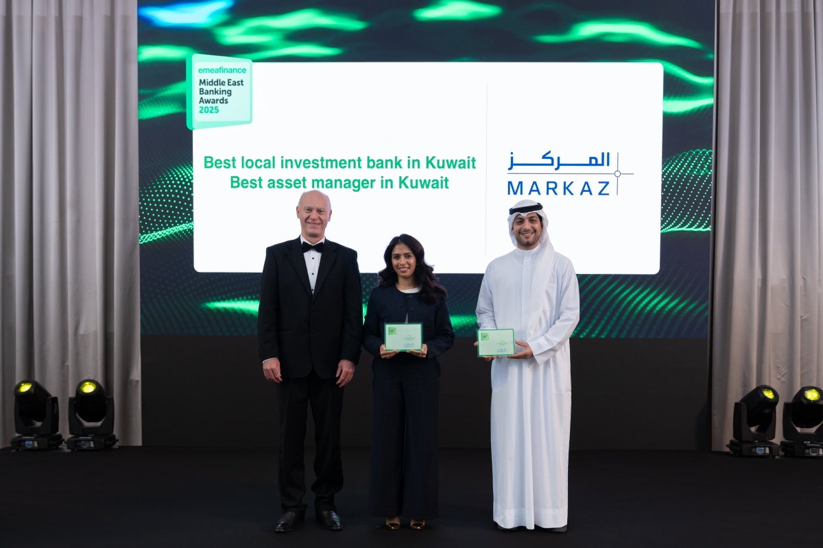 الحبيب والبدر خلال تسلمهما الجائزتين في الحفل 