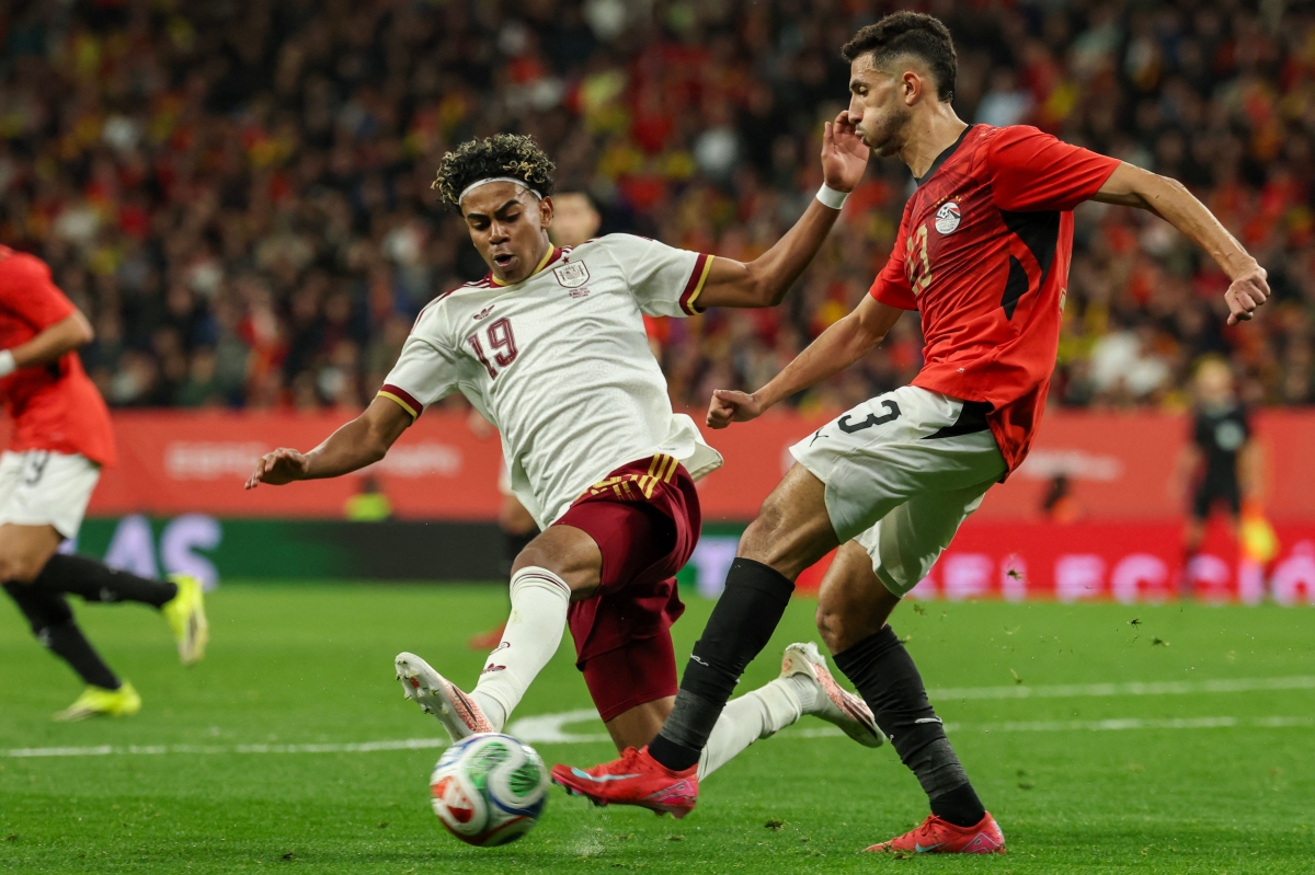 صراع على الكرة بين أحمد فتوح ولامين يامال (أ ف ب)