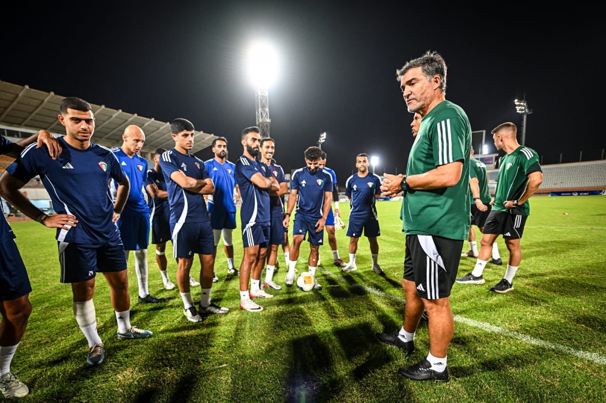 مدرب «الأزرق» خلال مران سابق