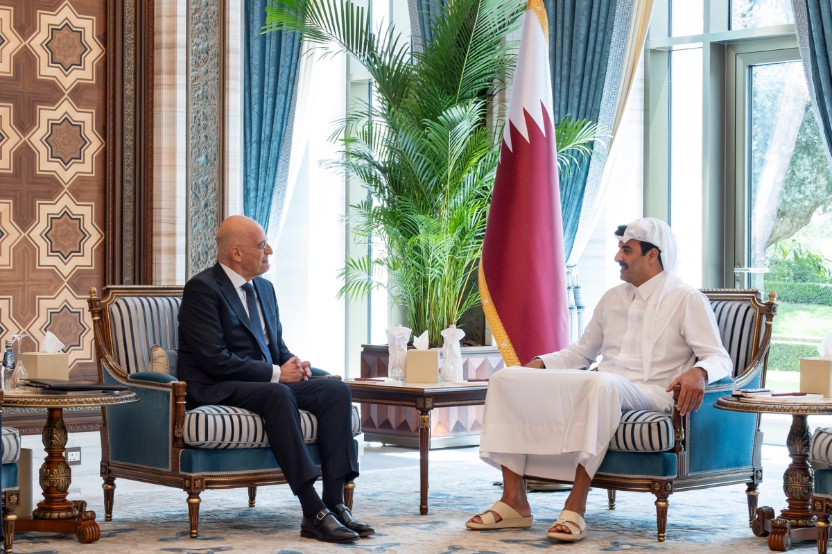 تميم بن حمد مستقبلاً وزير الدفاع اليوناني في الدوحة (قنا)