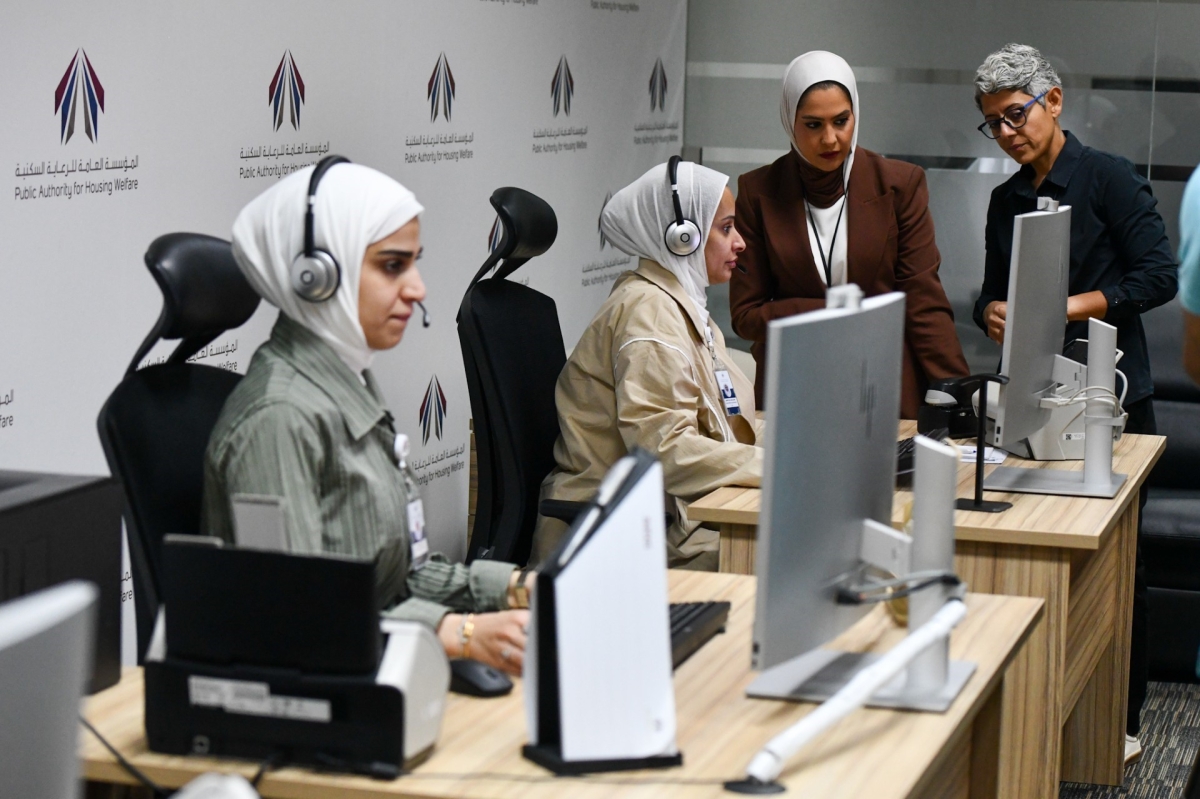  عدد من موظفات شعبة الاتصال المرئي يتابعن عملهن بعد تدشين الخدمة