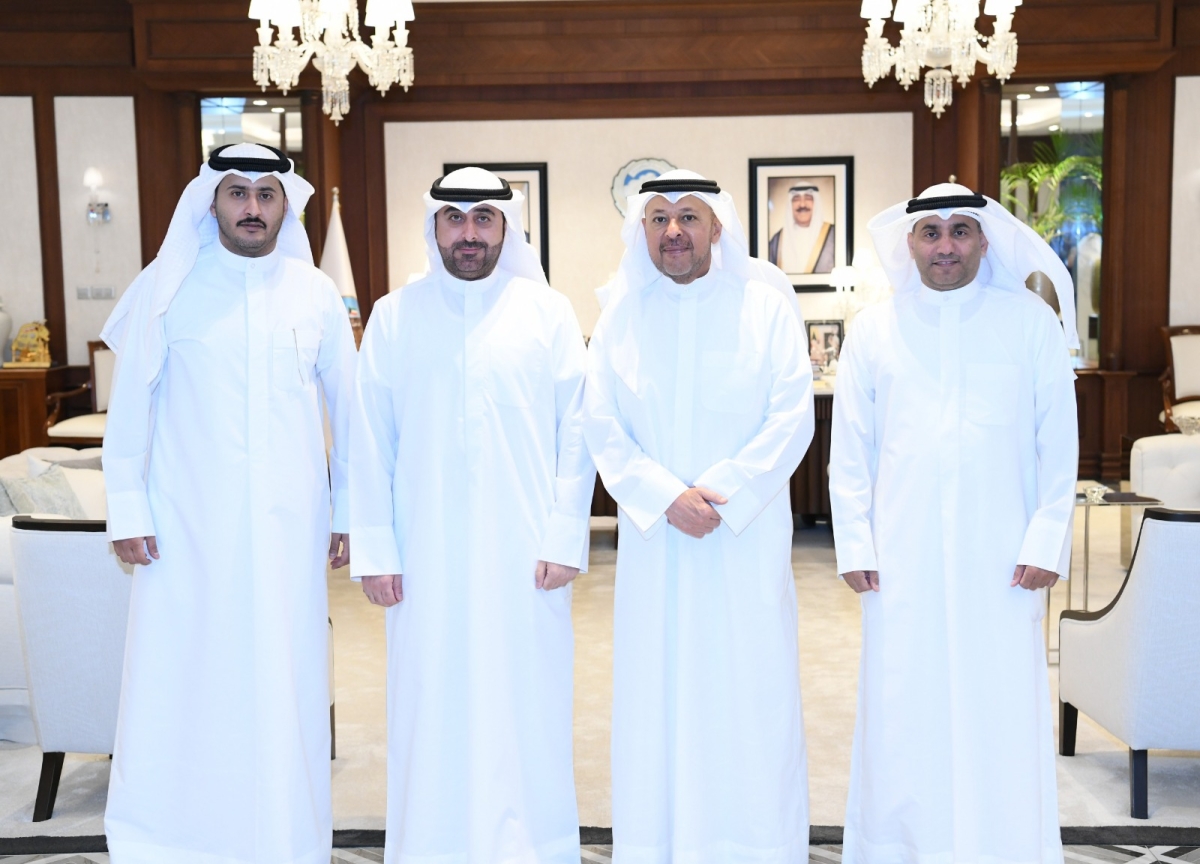 محافظ الفروانية متوسطاً قيادات البلدية 