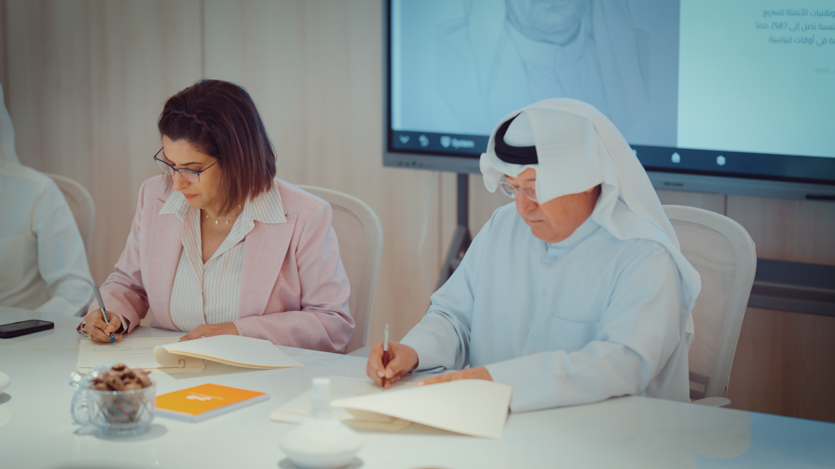 سعود العنزي وليلى المطيري خلال توقيع الاتفاقية 