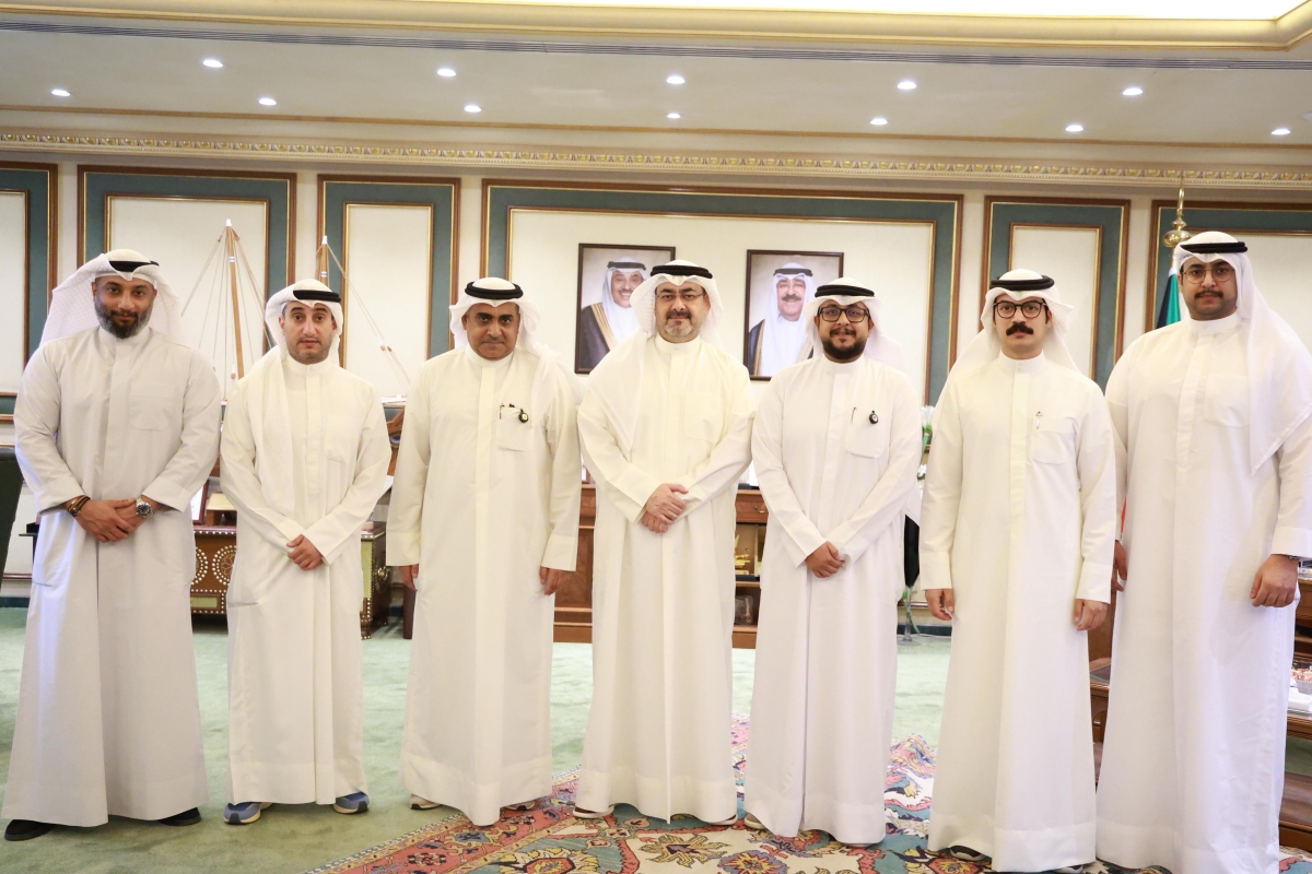 مُحافظ العاصمة مُتوسّطاً وفد «التجارة»