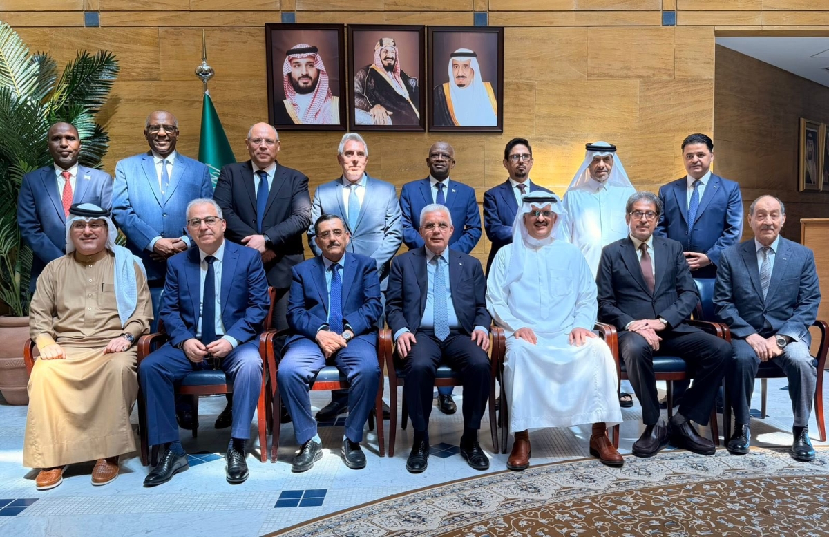 السفير السعودي يتوسط السفراء العرب