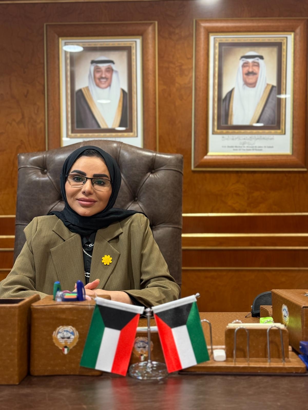 الوزيرة أمثال الحويلة تضع شارة «زهرة العرفج»