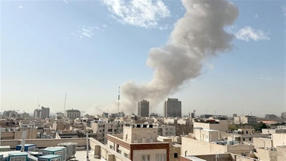 دخان غارات أميركية - إسرائيلية على أصفهان