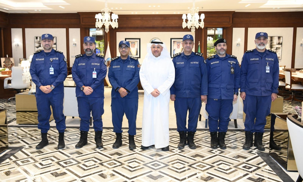 محافظ الفروانية متوسطاً قياديي الإطفاء بالمحافظة