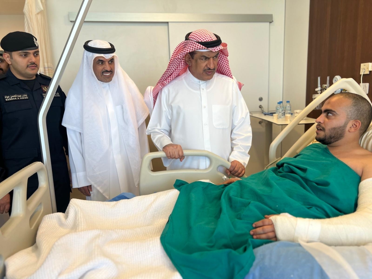 محافظ الجهراء يمطئن على صحة أحد المصابين