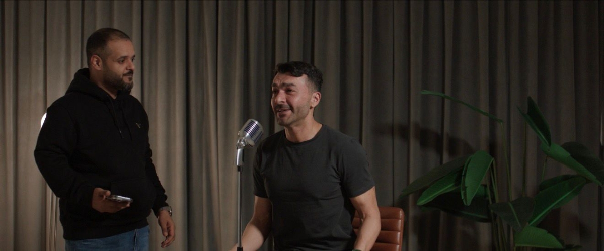 فهد جمال مع عبدالله بهمن خلال تسجيل الأغنية