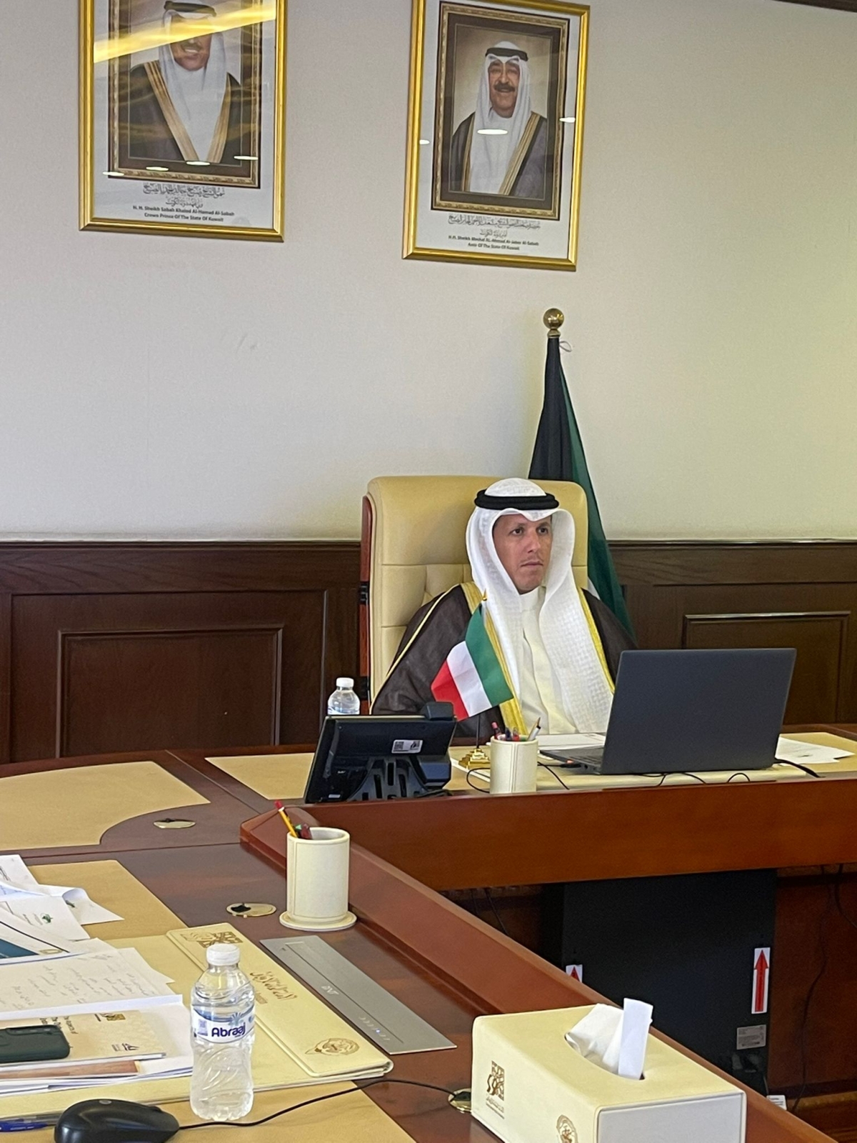 الوسمي مشاركا في الاجتماع 