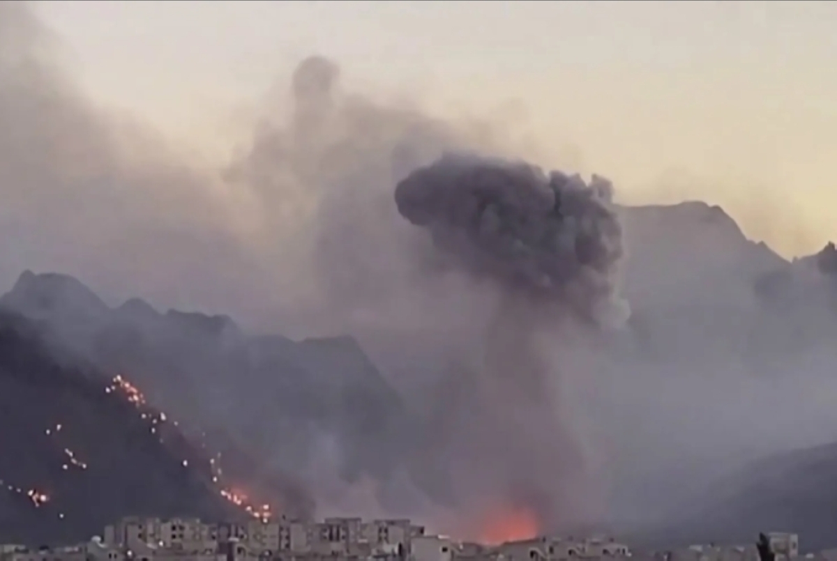 دخان متصاعد عقب غارات على أصفهان وسط إيران (أ ف ب)