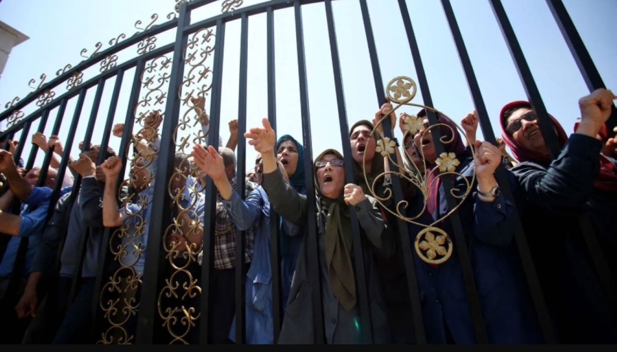 مؤيدون لـ «مجاهدين خلق» أمام مدخل معسكر «أشرف 3» قرب تيرانا (أ ف ب)