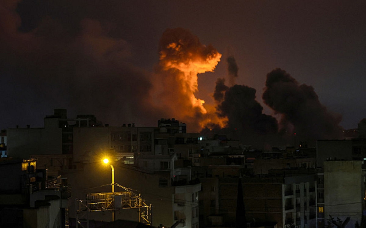 دخان غارات أميركية - إسرائيلية على طهران