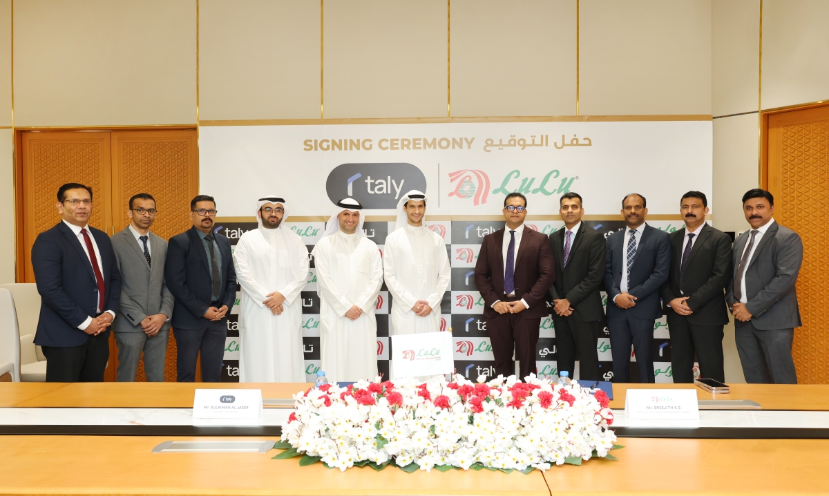 كولانتارا والجاسر يتوسطان الحضور في لقطة جماعية عقب توقيع الشراكة