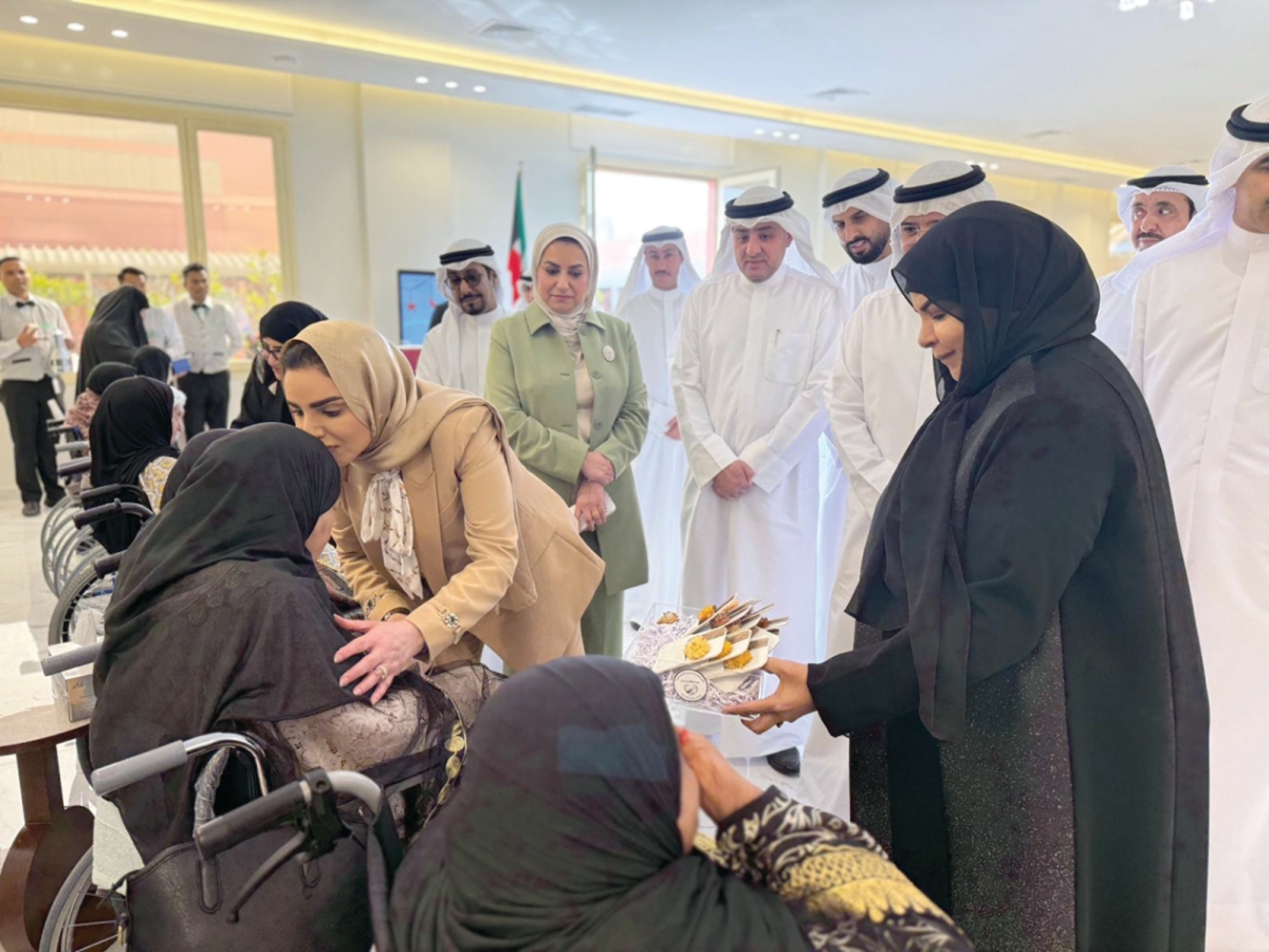 الحويلة تُقبّل إحدى نزيلات دور الرعاية في إحدى الزيارات