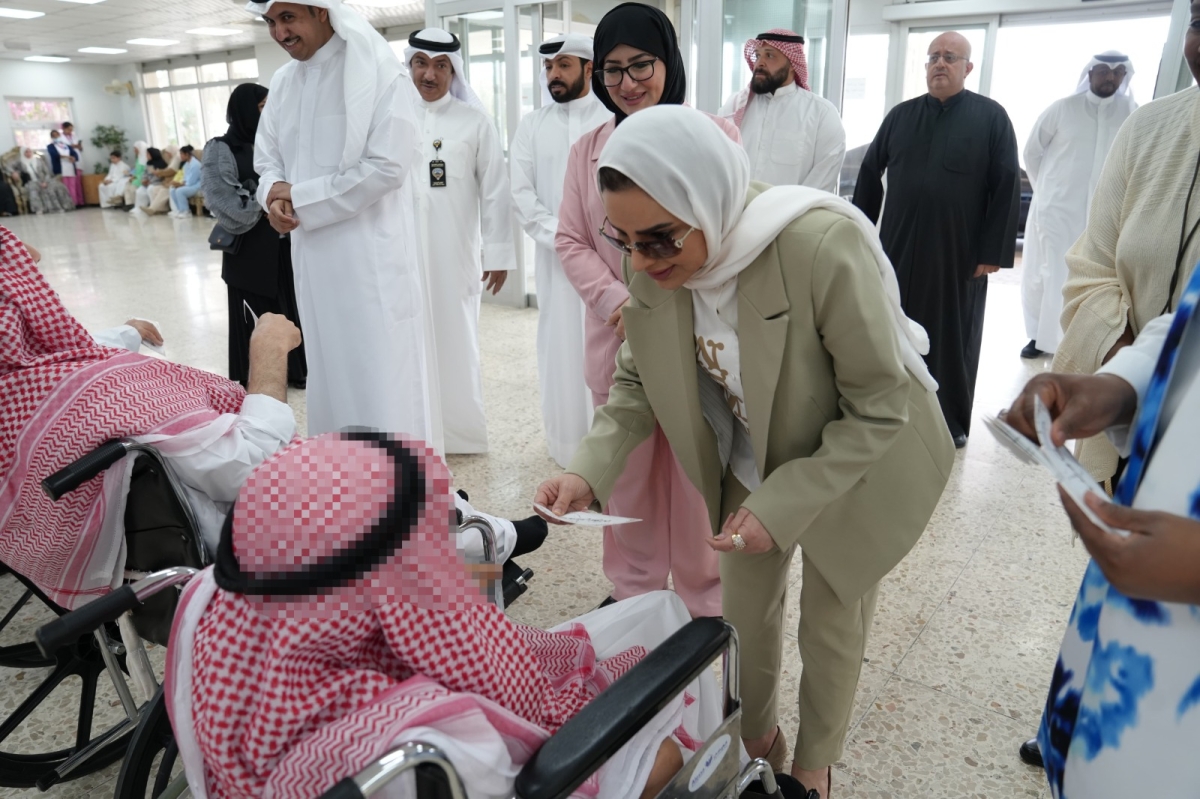 وزيرة الشؤون خلال تقديمها العيادي على عدد من مسني دار الرعاية في زيارة سابقة