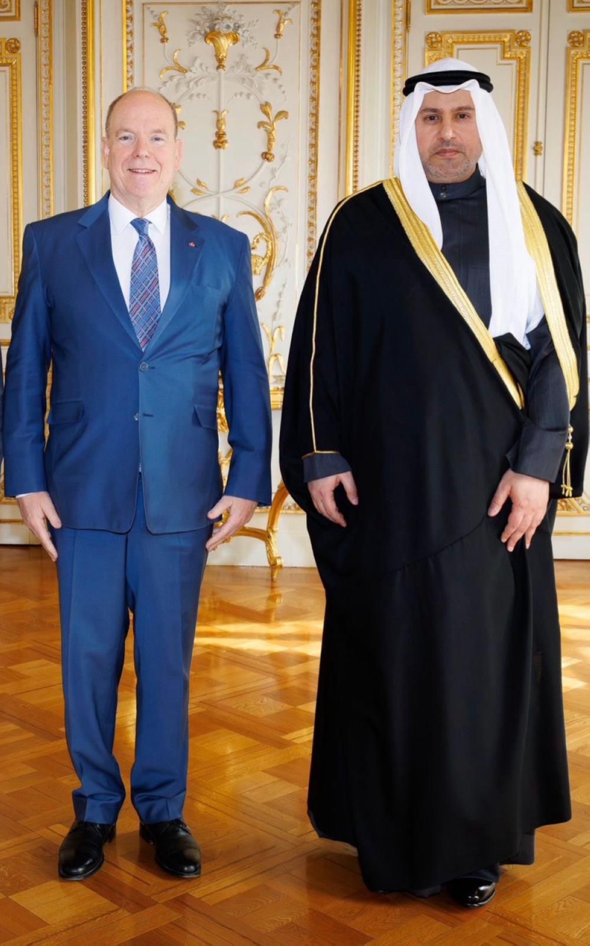 أمير موناكو مستقبلاً السفير الشاهين