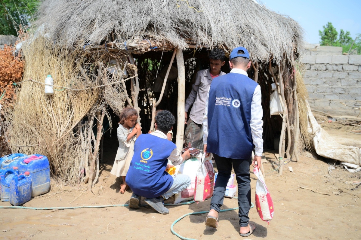 جانب من توزيع المساعدات