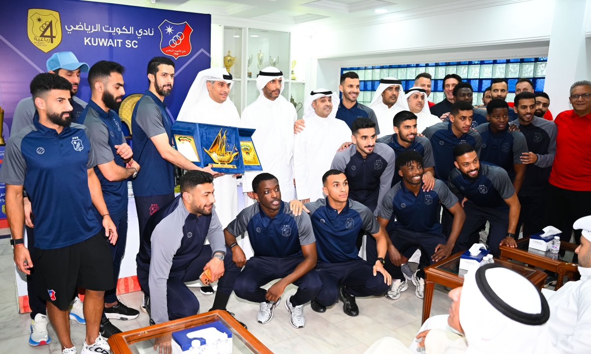 الجلاهمة يتلقّى درعاً تذكارية من إدارة نادي الكويت (تصوير نايف العقلة)