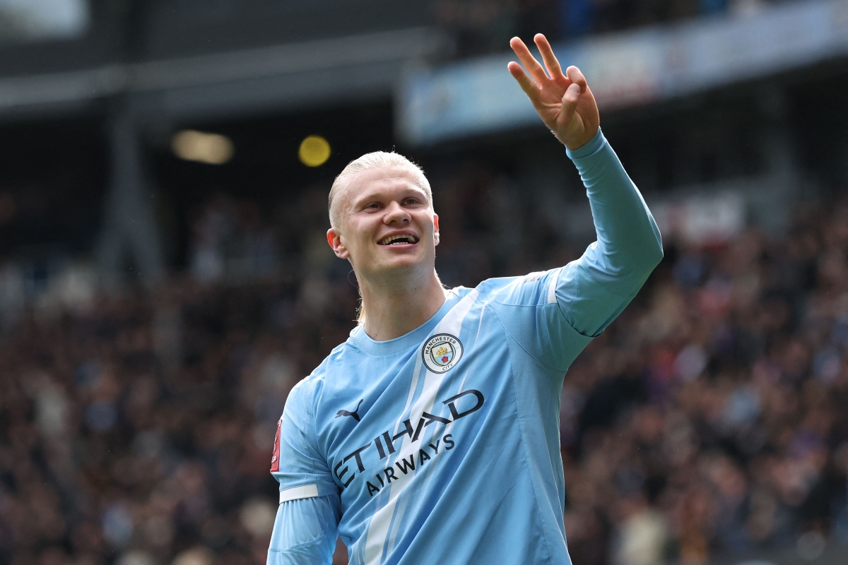 إرلينغ هالاند محتفلاً بالهدف الثالث في مرمى ليفربول (أ ف ب)