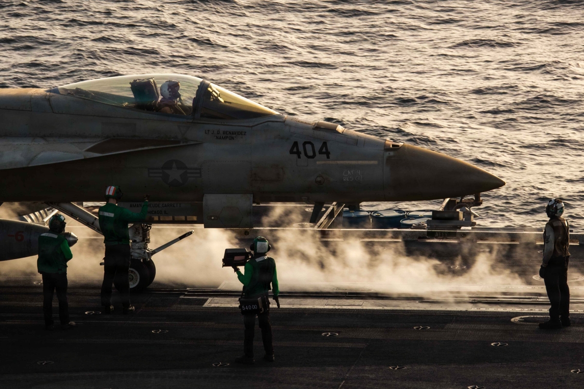 مقاتلة أميركية تستعد للإقلاع من على متن الحاملة «لينكولن»