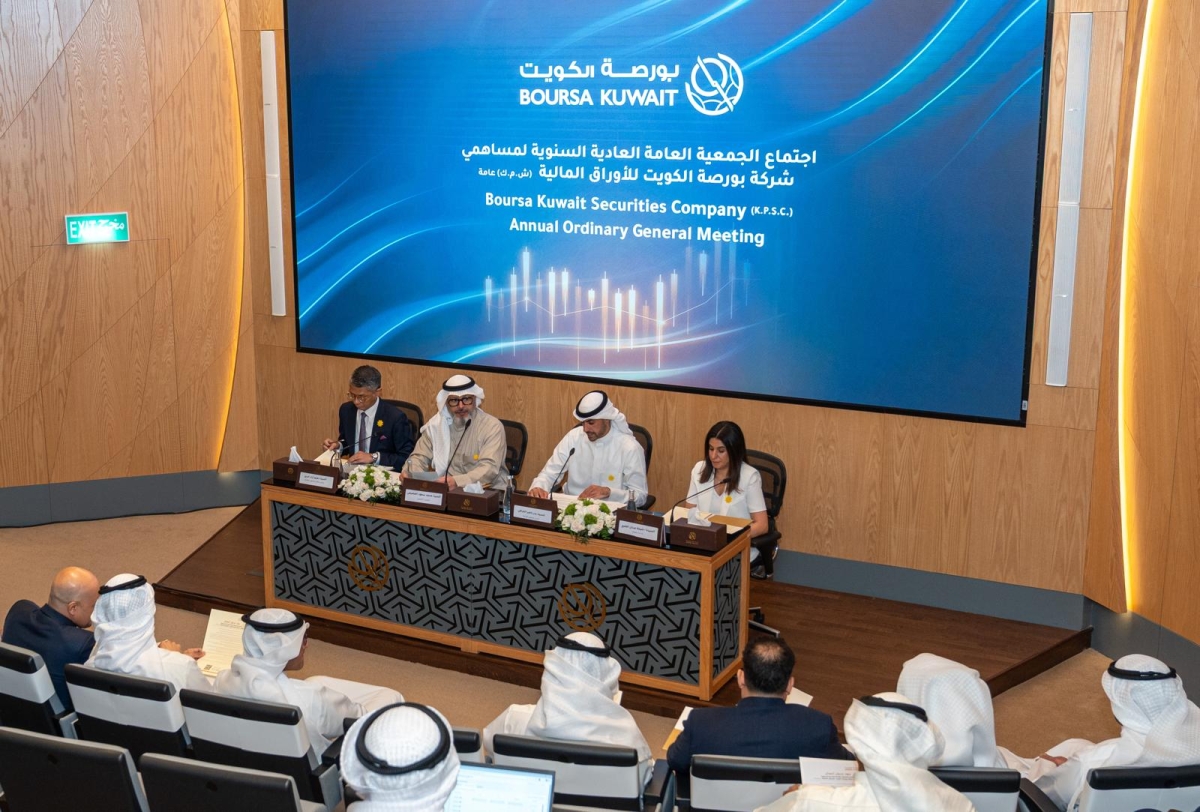 الخرافي مترئساً الجمعية العمومية وبجواره العصيمي 