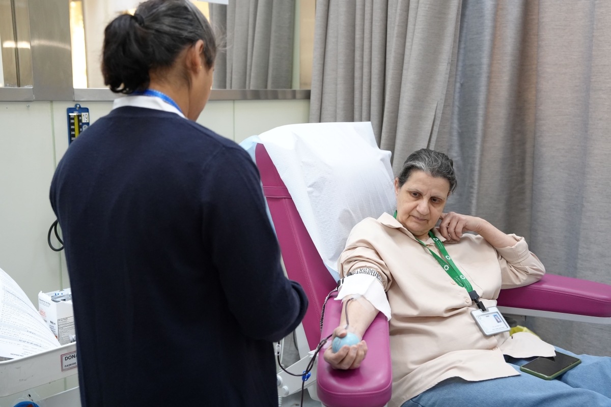 سيدة تجود بدمها