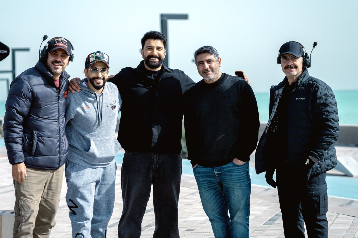 محمد كاظم مع فريق العمل