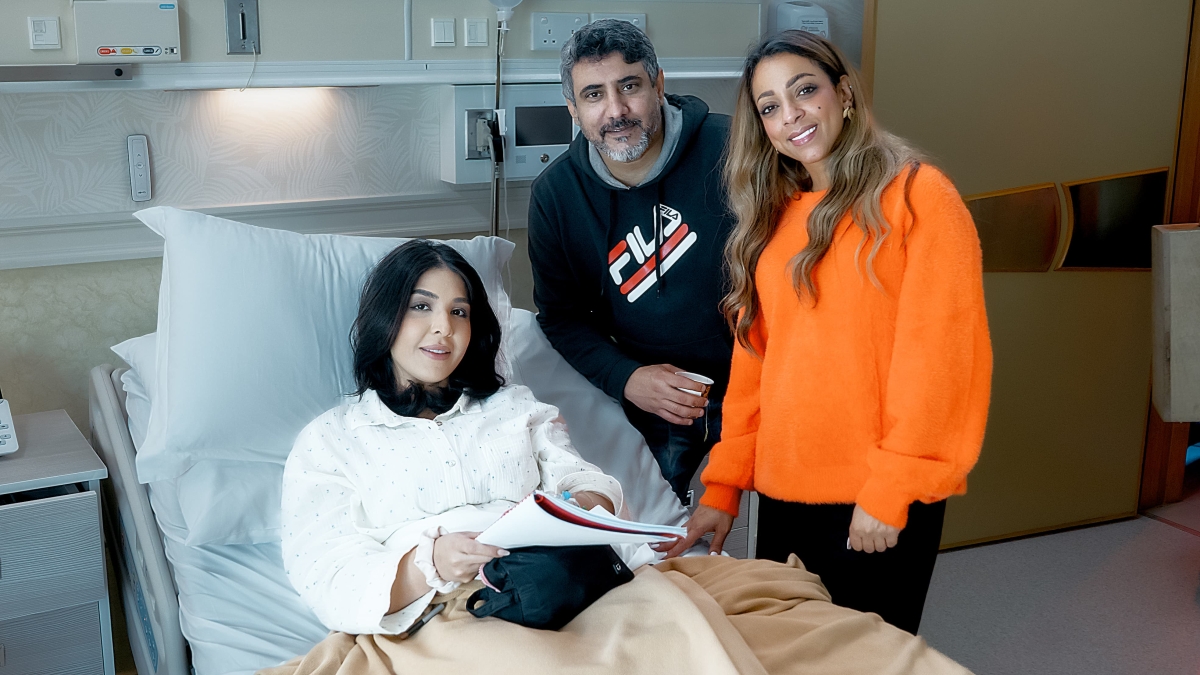 كاظم مع زينب بهمن ومساعدة المخرج في كواليس «كارما»