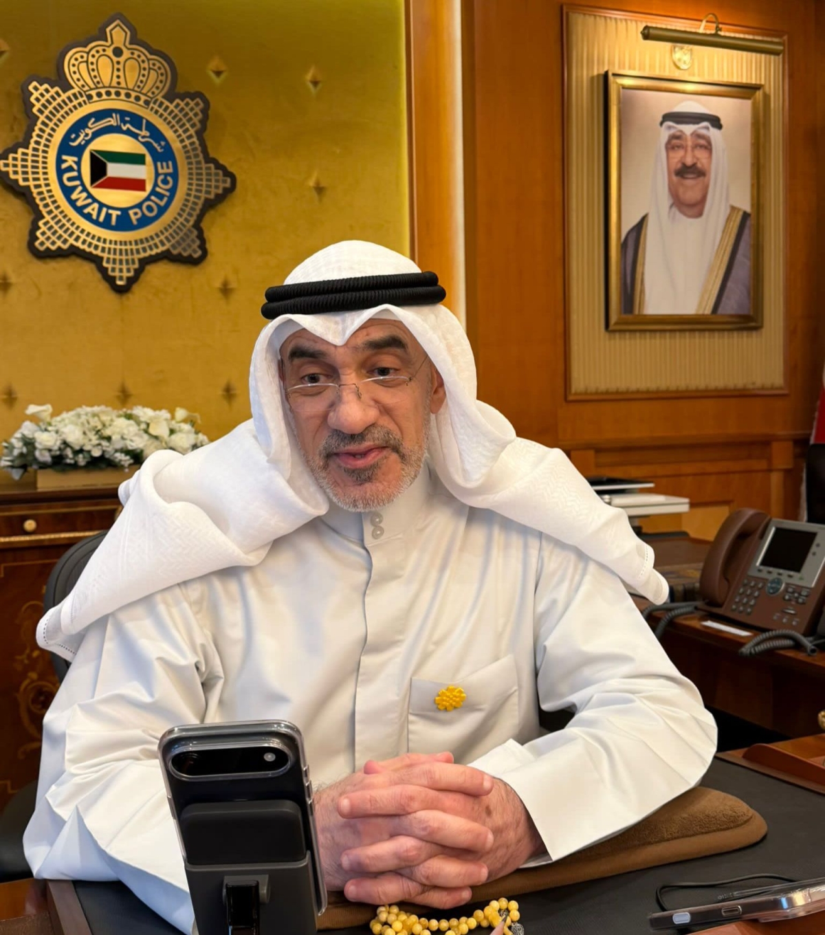 اليوسف يضع شارة «العرفج» دعماً للحملة