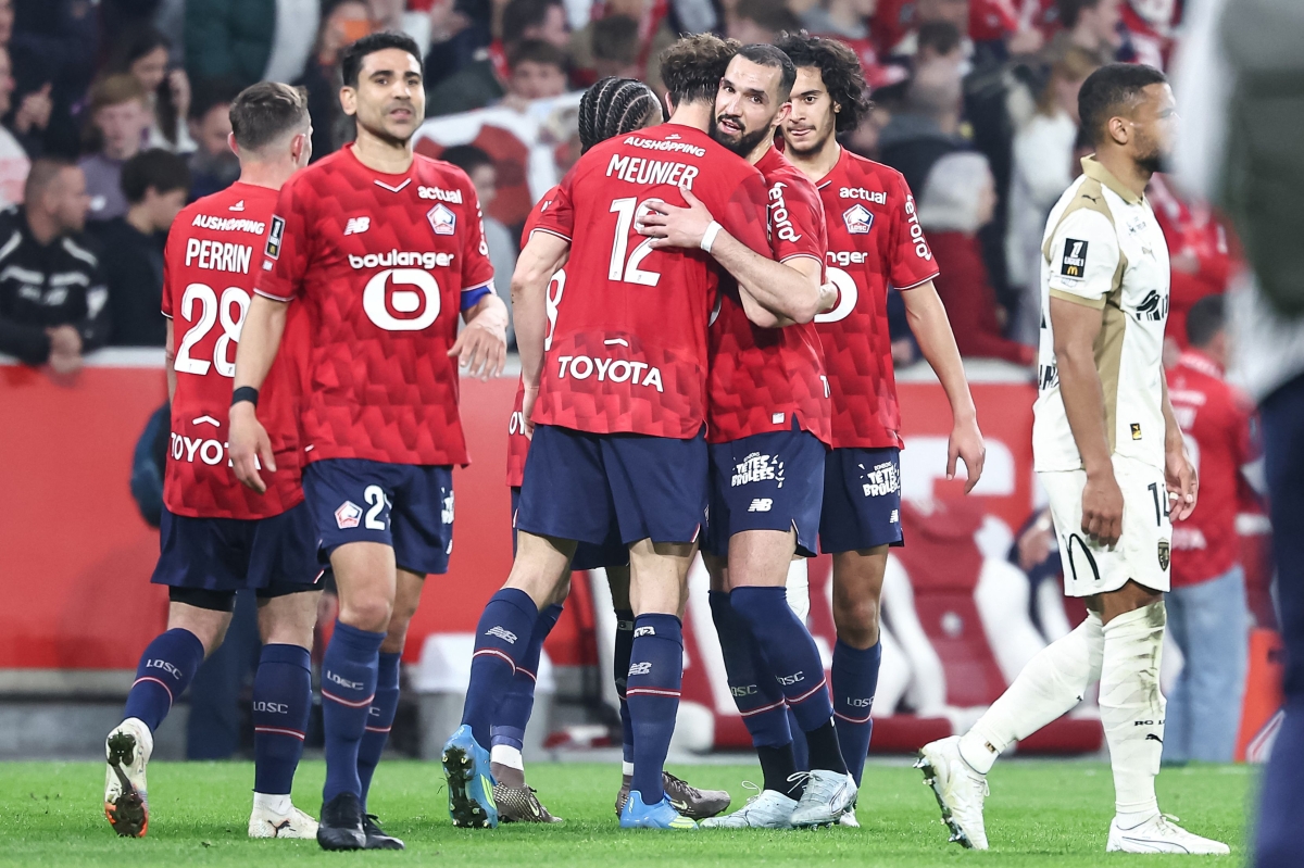 فرحة لاعبي ليل بالفوز على لنس (أ ف ب)