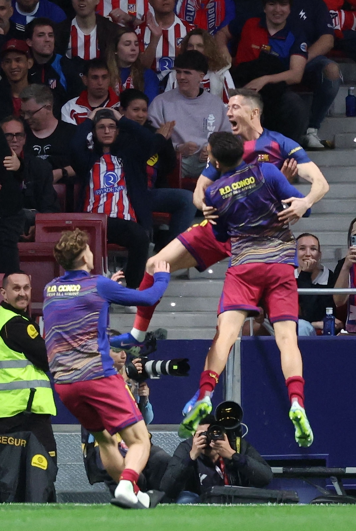  روبرت ليفاندوفسكي محتفلاً بهدفه مع زملائه (أ ف ب)