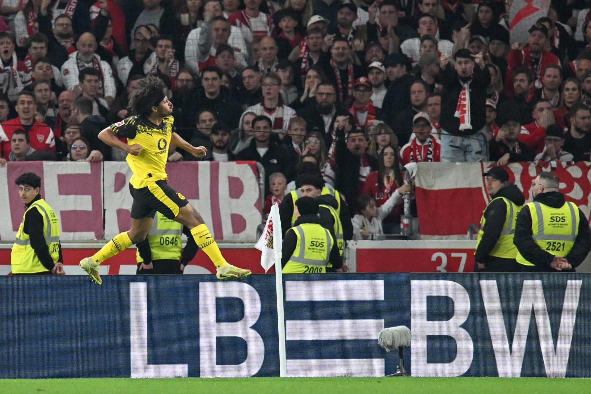 كريم أديمي محتفلاً بهدفه في مرمى شتوتغارت (أ ف ب)