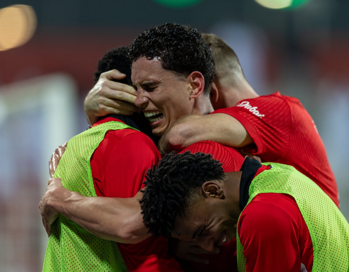 لاعبو شباب الأهلي يحتفلون بالفوز