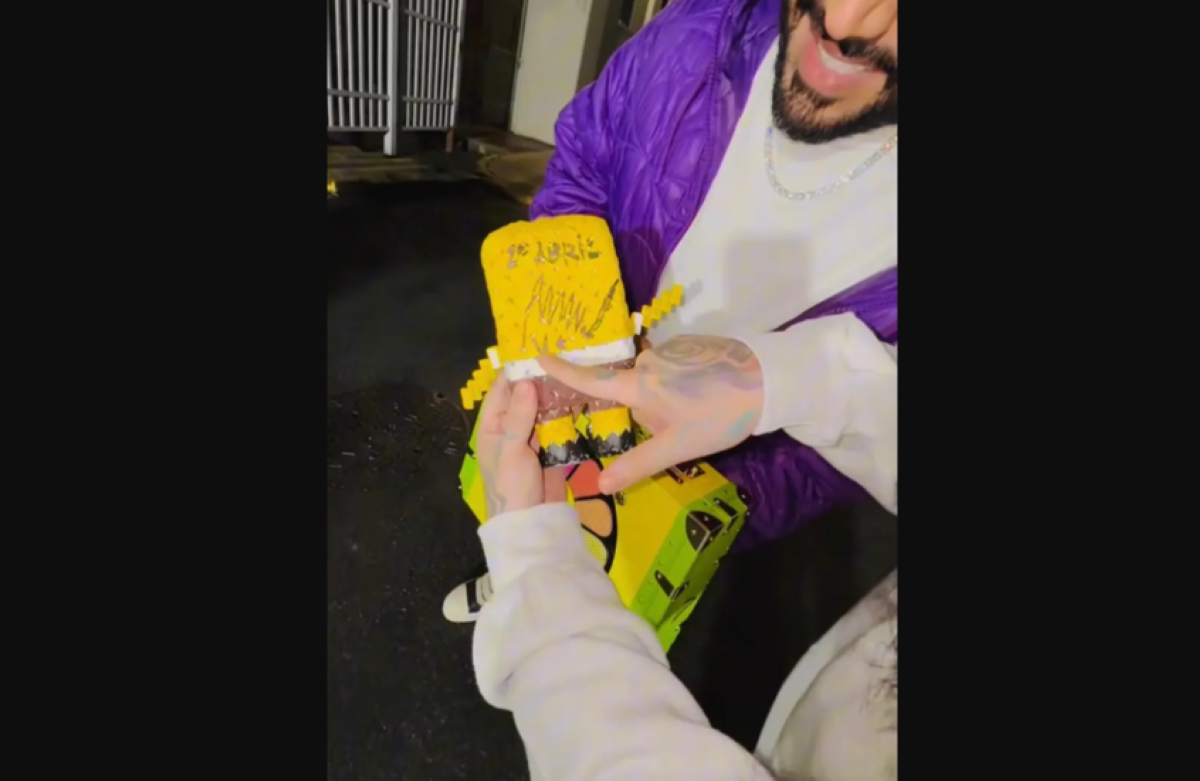 دمية موقعة من مادورو  