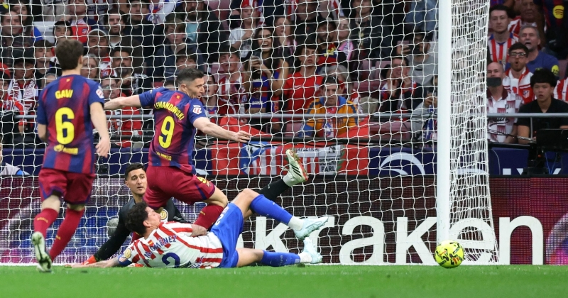 برشلونة يهزم أتلتيكو ويقطع خطوة كبيرة نحو لقب الدوري الإسباني