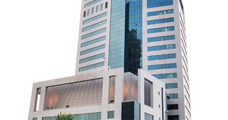 «القصّر»: إغلاق المبنى الرئيسي اليوم الأحد حرصاً على سلامة المراجعين.. واستقبالهم سيكون في الفروع الأخرى. مستمرون في إنجاز المعاملات عبر «سهل» والموقع الإلكتروني مع مباشرة أعمال الموظفين بنظام العمل «عن بعد» 