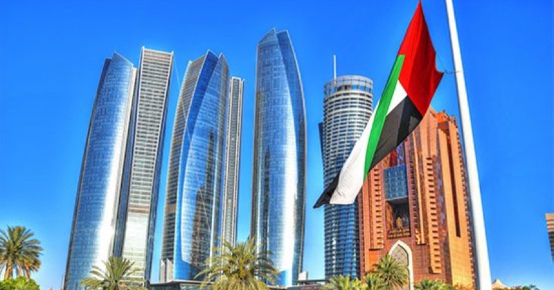 أبوظبي: تعليق العمليات في مصنع للبتروكيماويات بعد اندلاع حرائق إثر سقوط ‌شظايا