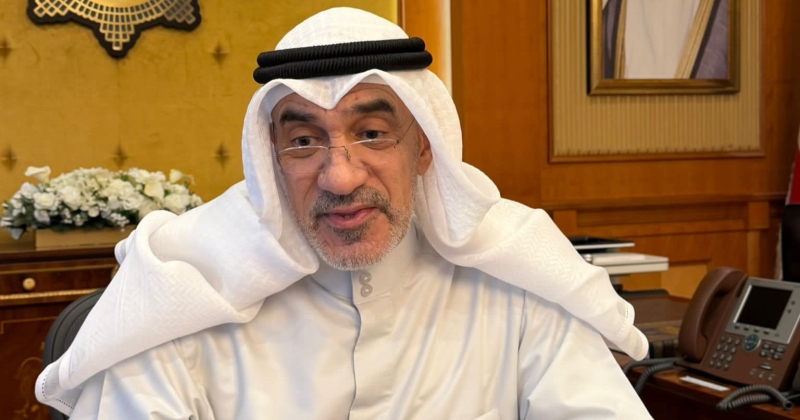 فهد اليوسف يضع «زهرة العرفج» تقديراً للصفوف الأمامية