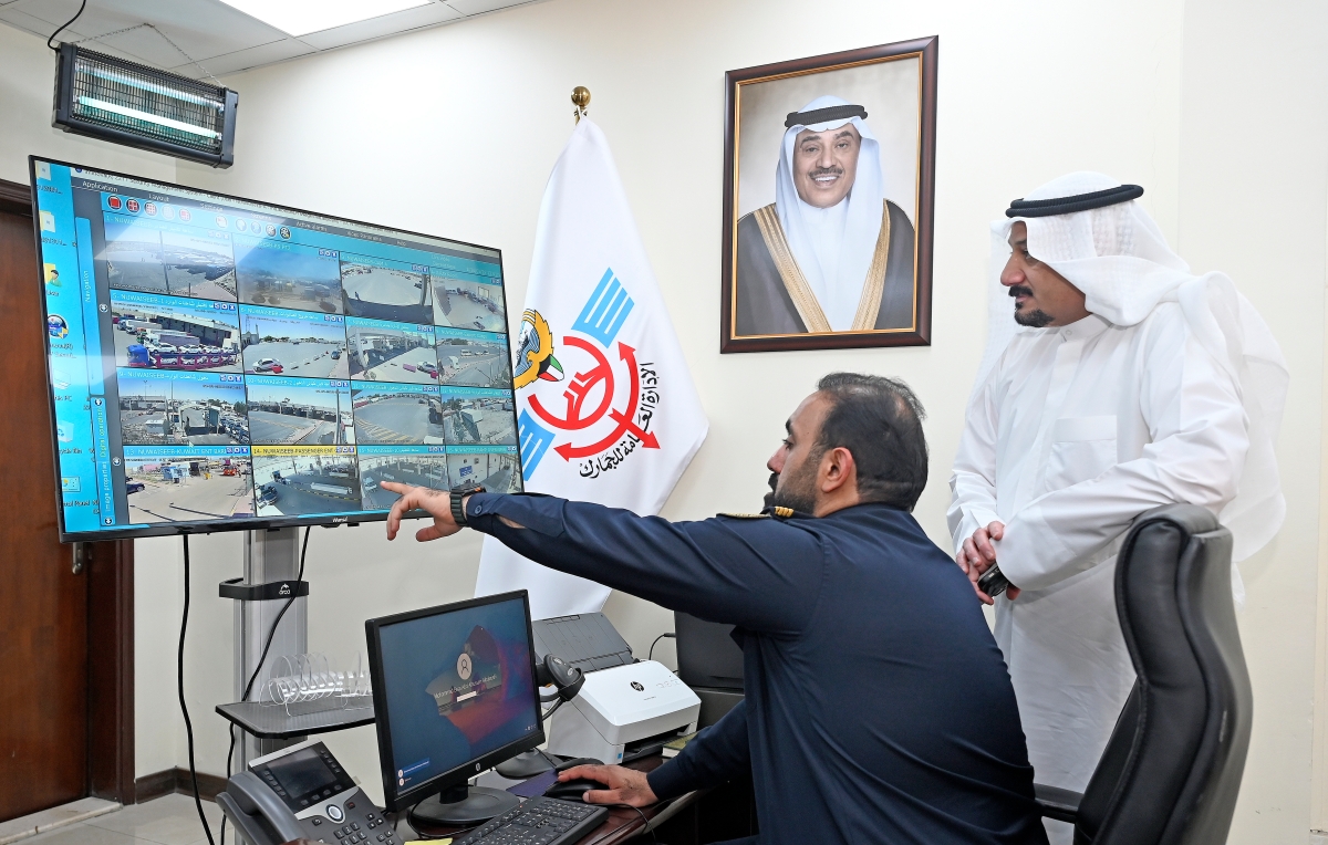 البلوشي يشرح للزميل ناصر الفرحان آلية العمل بالمنفذ