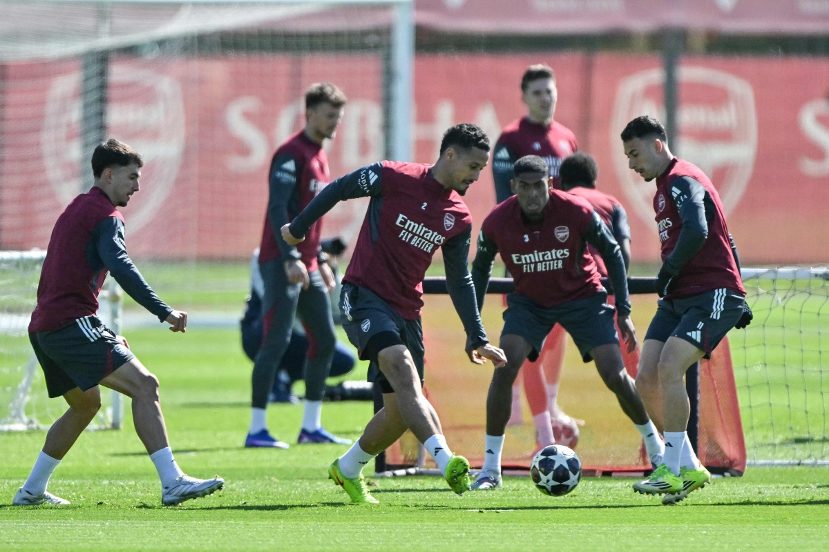 لاعبو أرسنال خلال التدريب (أ ف ب)