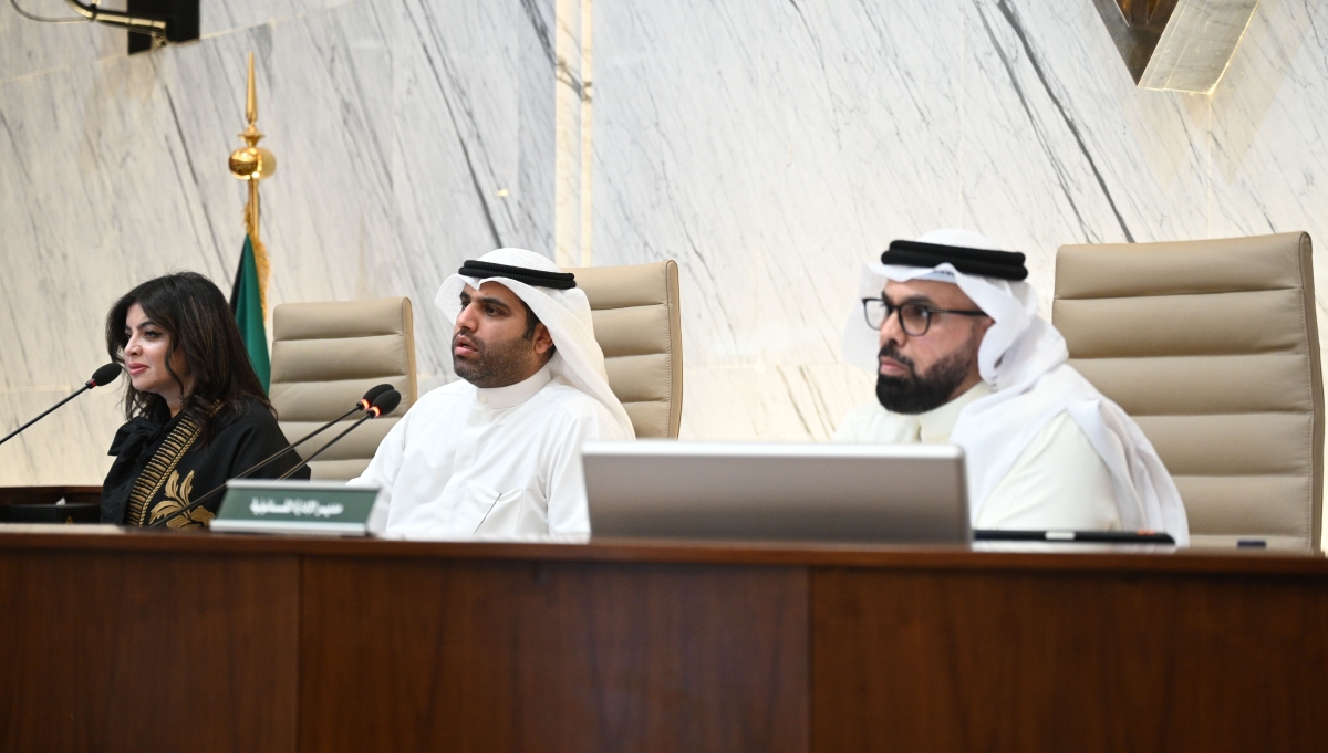 المحري مترئساً الجلسة الرئيسية بحضور مديرة البلدية (تصوير نايف العقلة)